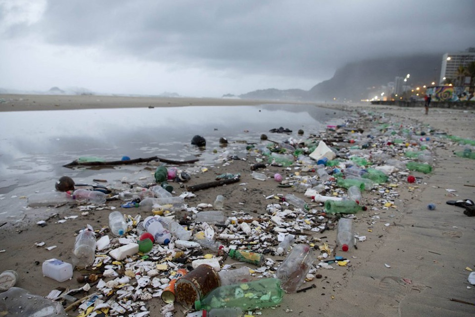 Praia de São Conrado tem 'tsunami de plástico' e gera repercussão mundial