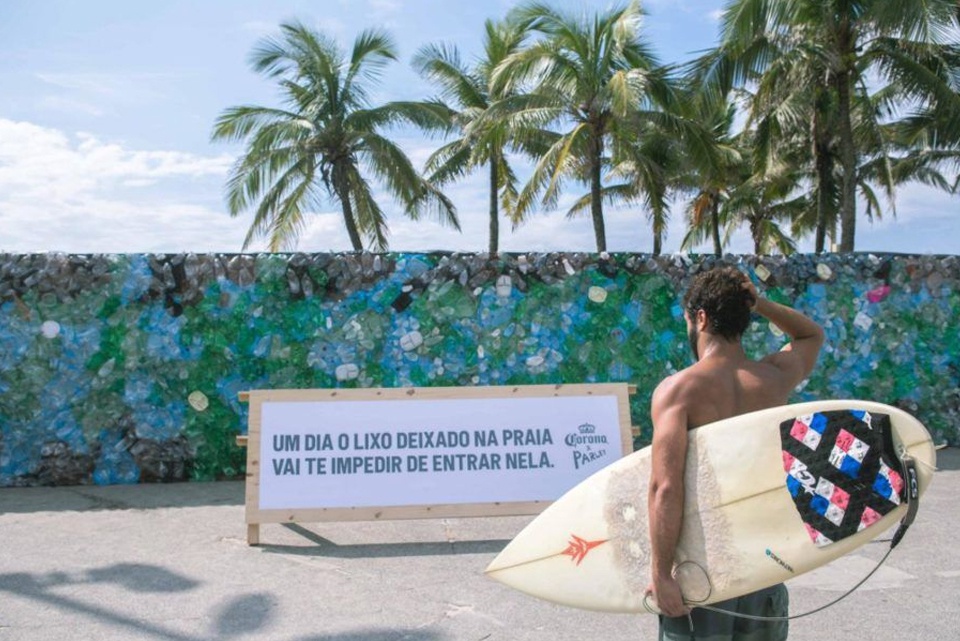 Projeto de combate ao lixo plástico no mar ergue muro na praia